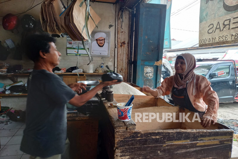 Warga membeli beras di Pasar Cikurubuk, Kota Tasikmalaya, Jawa Barat, Senin (30/1/2023). 