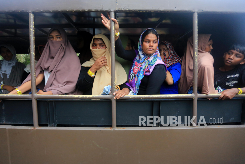 Sejumlah imigran etnis Rohingya duduk di dalam truk saat relokasi paksa dari tempat penampungan sementara di Gedung Palang Merah Indonesia (PMI) Desa Suak Nie, Johan Pahlawan, Aceh Barat, Aceh, Selasa (26/3/2024).  Sebagian warga Desa Suak Nie melakukan aksi demontrasi dengan tujuan untuk merelokasi paksa 75 imigran etnis Rohingya untuk ditempatkan di Kantor Bupati Aceh Barat. 