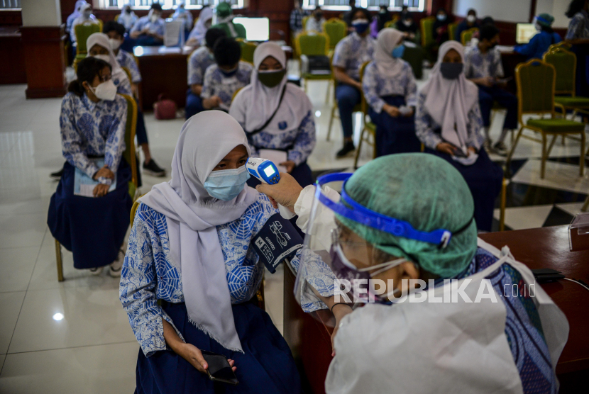 Tenaga kesehatan mengukur suhu tubuh anak-anak sebelum disuntik vaksin Covid-19 di Kantor Walikota Jakarta Selatan, Jakarta, Selasa (6/7). Gubernur DKI Jakarta Anies Baswedan menargetkan 1,3 juta anak usia 12 hingga 17 tahun di Jakarta untuk disuntik vaksin Covid-19. Republika/Putra M. Akbar