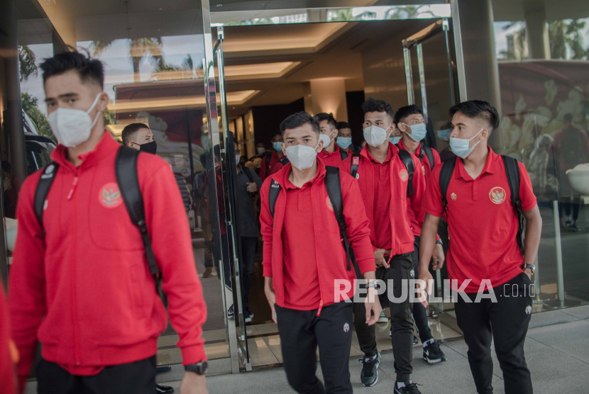Sejumlah Pemain Timnas U-19 Indonesia berjalan usai Pelepasan di Jakarta, Sabtu (26/12). Timnas U-19 Indonesia kembali melanjutkan Training Camp ke Spanyol meski perhelatan Piala Dunia U-20 2021 yang diselenggarakan di Indonesia dibatalakan oleh FIFA akibat pandemi Covid-19 secara global tidak terkendali. Republika/Thoudy Badai