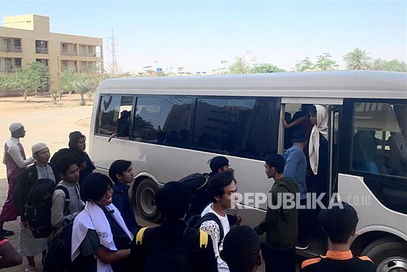  Foto handout yang disediakan oleh KBRI Khartoum memperlihatkan WNI yang menaiki bus di Khartoum, Sudan, Ahad (23/4/2023) (diterbitkan Senin (24/4/2023), saat akan mengungsi dari negara tersebut. Pemerintah Indonesia memulai proses evakuasi WNI dari Sudan. Proses evakuasi sedang dikoordinasikan dengan pemerintah negara tetangga Sudan. Bus Evakuasi WNI dari Sudan Kecelakaan, Tiga Orang Terluka