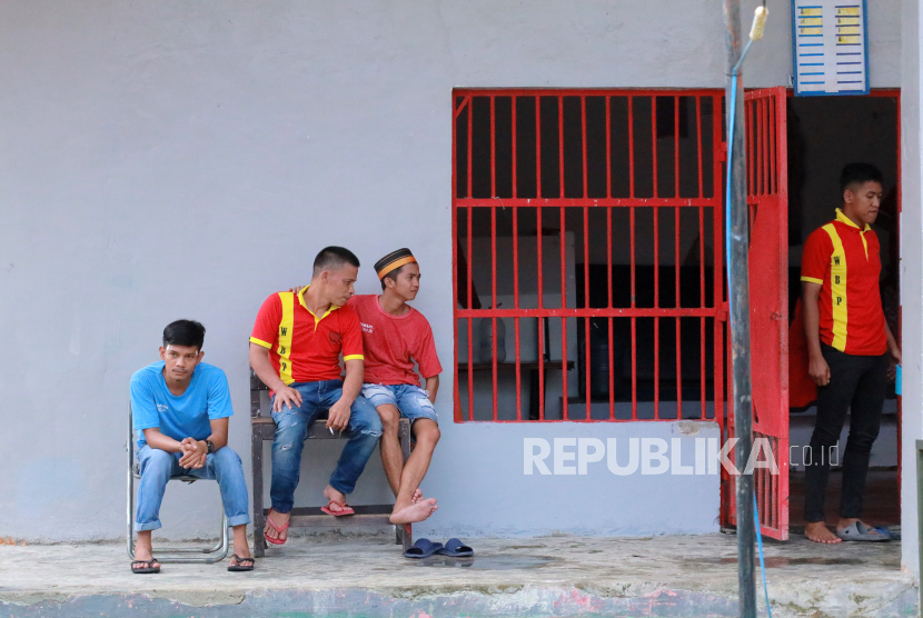 Sejumlah narapidana yang tidak mendapatkan remisi berada di luar jeruji besi saat upacara pemberian remisi di  Rumah Tahanan Mamuju, Sulawesi Barat, Rabu (17/8/2022). (Ilustrasi)