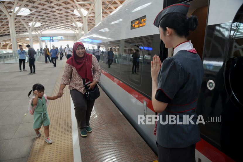 Pramugari kereta menyambut penumpang saat akan menaiki kereta cepat Whoosh di Stasiun Halim, Jakarta. PT Kereta Cepat Indonesia China (KCIC) memastikan area pelayanan Stasiun Kereta Cepat Whoosh Halim