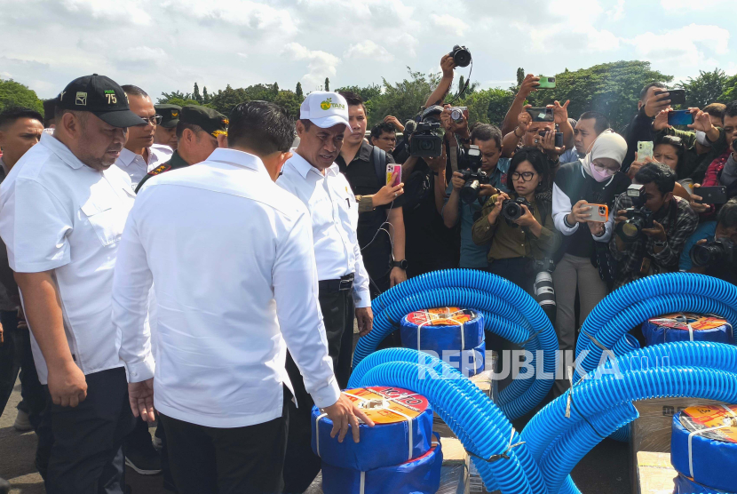Menteri Pertanian Andi Amran Sulaiman menyerahkan bantuan benih dan mesin pertanian senilai Rp 2,7 miliar kepada petani Jatim dalam Apel Siaga yang digelar di Lapangan Kodam V/ Brawijaya, Surabaya, Kamis (18/4/2024). 
