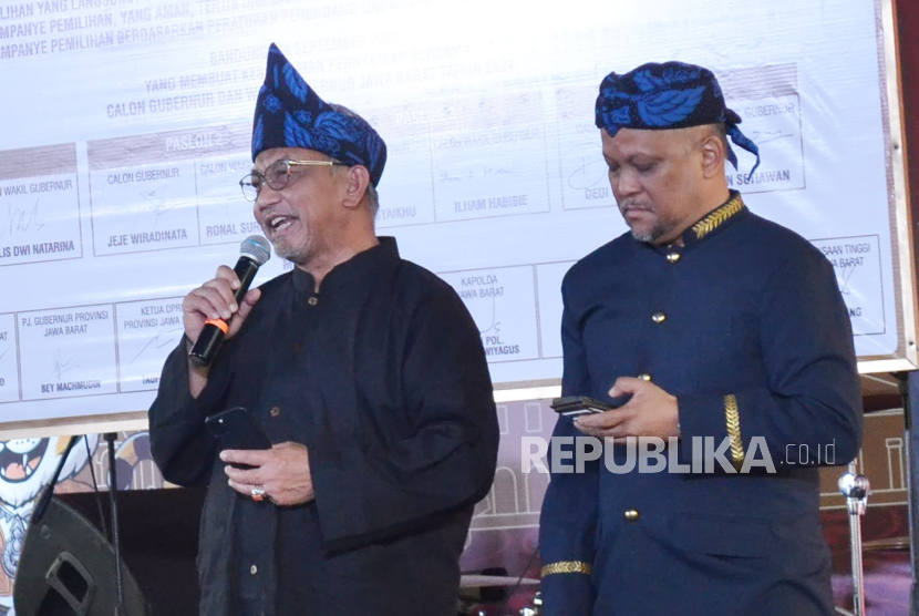 Pasangan calon (paslon) gubernur dan wakil gubernur Jawa Barat (Jabar) Ahmad Syaikhu dan Ilham Habibie menyampaikan sambutan saat Deklarasi Kampanye Damai Pemilihan Gubernur dan wakil Gubernur Jabar 2024 yang digelar KPU Jabar, di Laswi Heritage, Kota Bandung, Selasa (24/9/2024). Kegiatan yang bertajuk Inisiasi Budaya Demokrasi ini merupakan langkah simbolis dalam rangka mendukung Pemilu damai dalam ajang kontestasi Pilkada Serentak 2024.