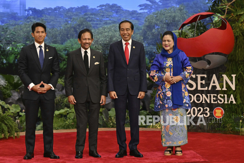 Sultan Brunei Hassanal Bolkiah (kedua dari kiri) dan putranya Abdul Mateen (kiri) disambut oleh Presiden RI Joko Widodo dan Ibu Negara Iriana setibanya di lokasi KTT ASEAN ke-43 di Jakarta.