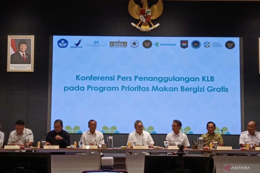 Prabowo perkuat tata kelola BGN usai wabah keracunan makanan.