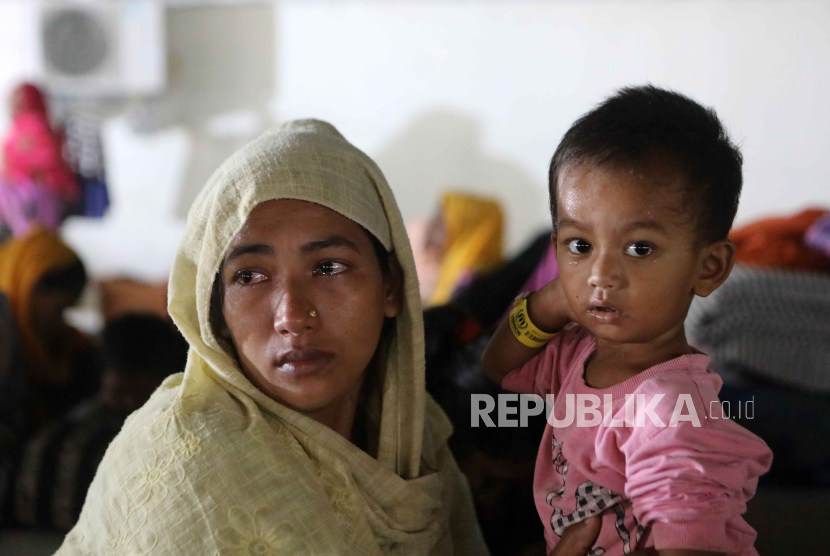 Pengungsi Rohingya beristirahat di tempat penampungan sementara mereka di ruang bawah tanah gedung pemerintah selama hari migran di Banda Aceh, Indonesia 18 Desember 2023. 
