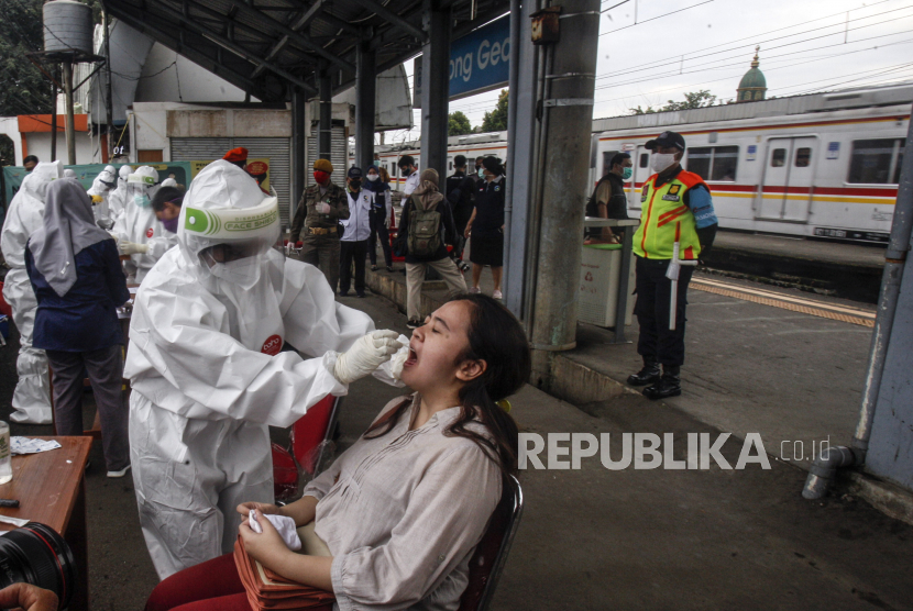 Petugas medis mengambil sampel lendir dari seorang penumpang KRL saat   tes swab COVID-19 di Stasiun Bojong Gede   Bogor, Jawa Barat, Senin (11/5/2020). Tes swab tersebut dilakukan kepada 200 calon penumpang secara acak dengan mengumpulkan sampel lendir dari bagian belakang hidung dan tenggorokan sebagai salah satu metode untuk mendeteksi dan mencegah penyebaran virus COVID-19 di transportasi umum