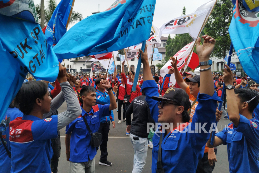 Massa buruh dari berbagai serikat kerja menggelar aksi unjuk rasa di depan Gedung Sate, Jalan Diponegoro, Kota Bandung, Senin (23/9/2024). Dalam aksi demo itu buruh mendesak agar Pj Gubernur Jabar Bey Machmudin menerbitkan Surat Keputusan (SK) tentang skala upah untuk pekerja dengan masa kerja di atas satu tahun.