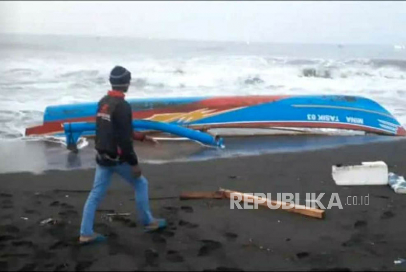 Sebuah kapal nelayan dilaporkan terbalik akibat dihantam ombak di perairan. Badan Meteorologi Klimatologi dan Geofisika (BMKG) Wilayah III Denpasar mengeluarkan peringatan dini potensi tinggi gelombang laut hingga empat meter di sejumlah perairan di Bali, 28-31 Mei 2023.