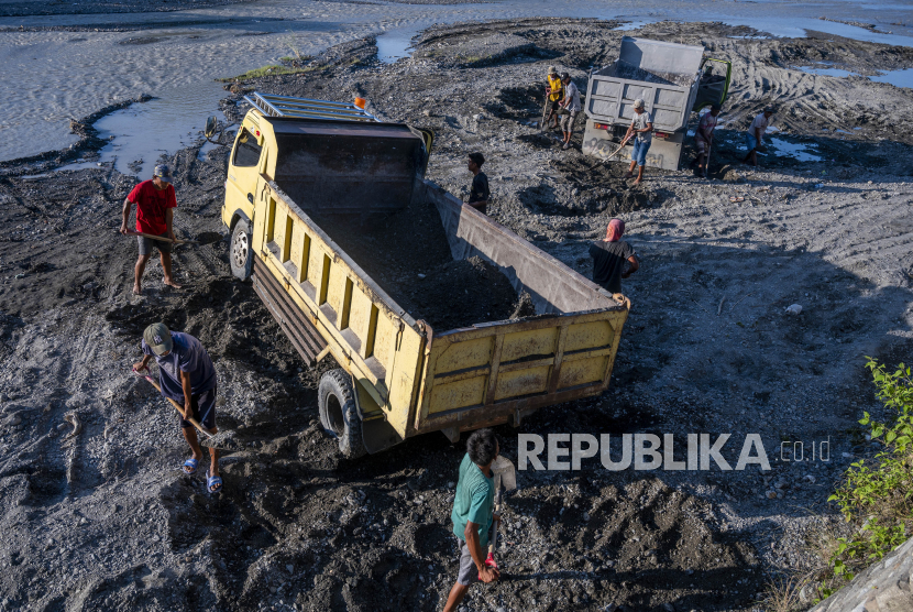 Sejumlah pekerja menyekop pasir ke atas truk di kawasan Tambang Pasir Rakyat, Palupi, Palu, Sulawesi Tengah.