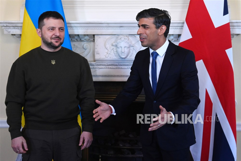 Perdana Menteri Inggris Rishi Sunak (kanan) menyambut Presiden Ukraina Volodymyr Zelensky (kiri) di 10 Downing Street di London, Inggris,Rabu (8/2/2023). Zelensky melakukan kunjungan pertamanya ke Inggris sejak dimulainya invasi Rusia ke Ukraina.