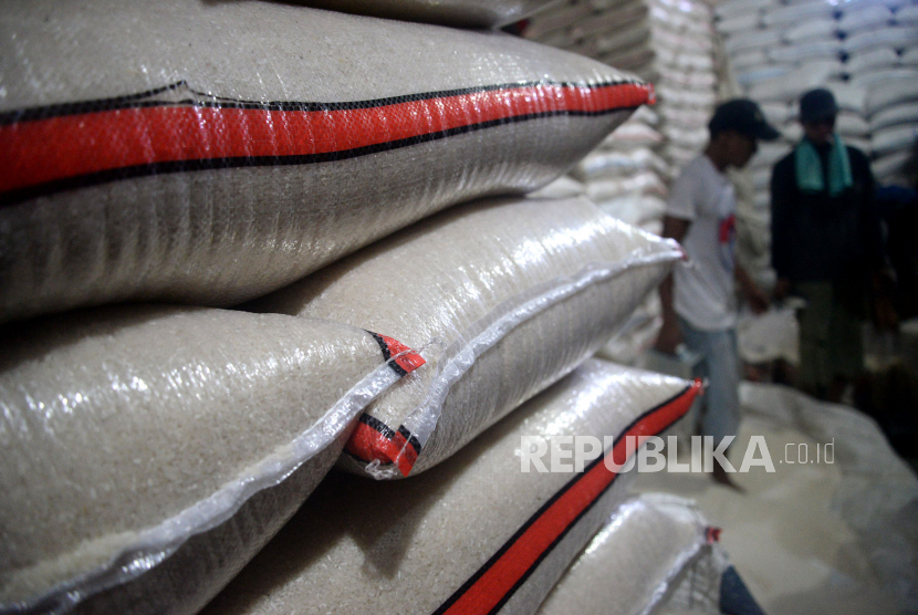 Sejumlah pekerja memasukkan beras ke dalam karung di Pasar Induk Cipinang , Jakarta, Selasa (27/10). Menteri Pertanian Syahrul Yasin Limpo menyatakan bahwa stok beras pada akhir tahun secara akumulatif bakal mencapai 7,45 juta ton. Volume ini akan menjadi stok awal pada 2021.Prayogi/Republika