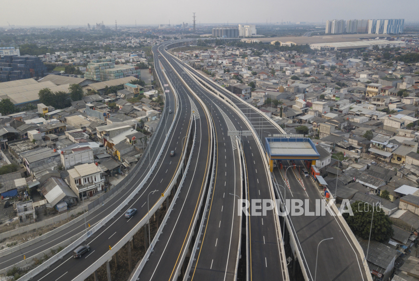 Foto udara sejumlah kendaraan melintas  di Tol Cibitung-Cilincing seksi 4 di Jakarta Utara, Rabu (16/8/2023). PT Cibitung Tanjung Priok Port Tollways (PT CTP) akan memberlakukan tarif di Jalan Tol Cibitung-Cilincing seksi 4 yang memiliki panjang 7,285 km sesuai Keputusan Menteri PUPR, SK Nomor : 800/KPTS/M/202 dan untuk saat ini Jalan Tol Cibitung-Cilincing dari seksi 1 sampai dengan 4 telah beroperasi penuh, dan khusus dalam rangka HUT ke-78 Kemerdekaan RI  diberikan diskon 15 persen hingga 52 persen dari tanggal 19 Agustus -19 September 2023.  