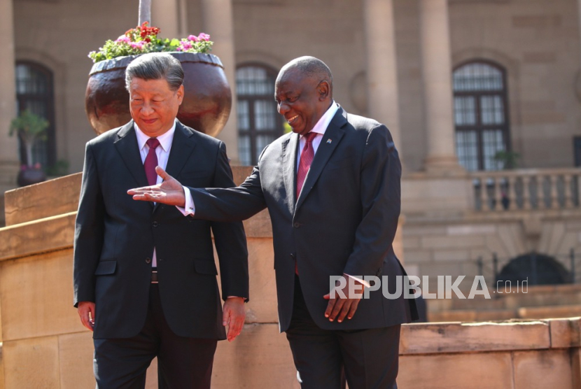 Presiden Cina Xi Jinping (kiri) disambut oleh Presiden Afrika Selatan Cyril Ramaphosa (kanan) untuk pertemuan di Union Buildings di Pretoria, Afrika Selatan, 22 Agustus 2023.