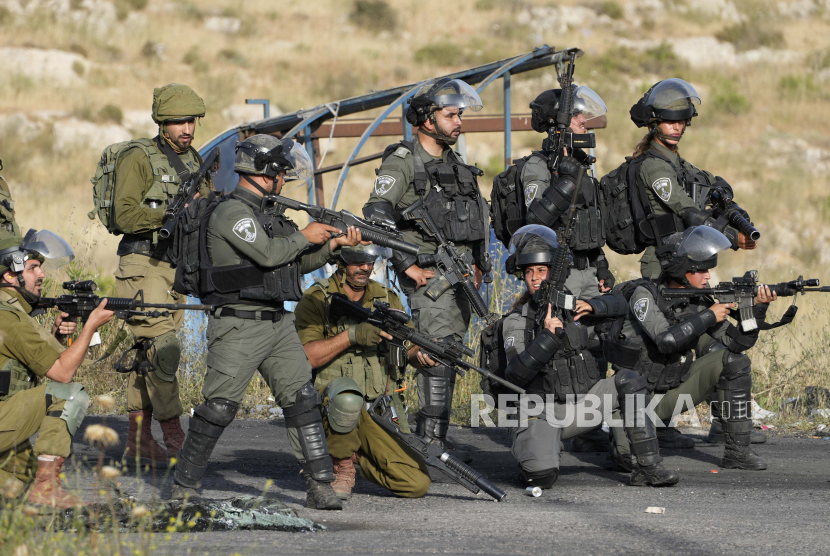 Pasukan keamanan Israel mengambil posisi selama bentrokan dengan warga Palestina menyusul demonstrasi menentang pawai nasionalis tahunan Israel melalui Yerusalem, dekat kota Ramallah, Tepi Barat, Ahad, 29 Mei 2022. 