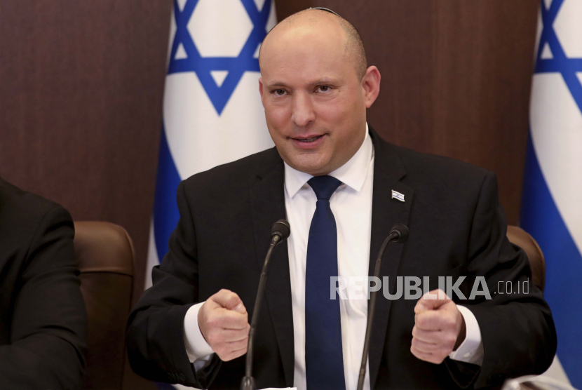 Seseorang dalam Penerbangan Bersama PM Israel Positif Covid-19. Foto: Perdana Menteri Israel Naftali Bennett memimpin rapat kabinet di kantor perdana menteri di Yerusalem, Ahad, 5 Desember 2021. Bennett pada hari Minggu mendesak kekuatan dunia untuk mengambil garis keras terhadap Iran dalam negosiasi untuk mengekang program nuklir negara itu, sebagai puncaknya pejabat pertahanan dan intelijen menuju ke Washington di tengah pembicaraan yang gagal.