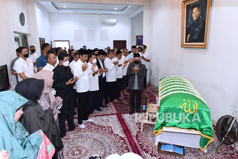 Presiden Joko Widodo (Jokowi) didampingi Iriana Jokowi melayat ke rumah duka istri Kepala Staf Kepresidenan Moeldoko, Koesni Harningsih di kawasan Menteng, Jakarta Pusat, pada Ahad (12/3). 