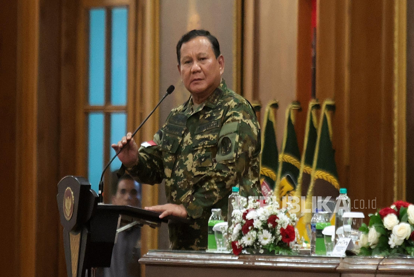 Presiden Prabowo Subianto memberikan pembekalan pada kegiatan rapat kerja dan retret Kabinet Merah Putih 2024-2029 di Ruang Makan Husein Taruna Akademi Militer, Magelang, Jawa Tengah, Jumat (25/10/2024). Dalam pembekalan tersebut Prabowo menyampaikan agar para Kabinet Merah Putih dan Utusan Presiden dapat melihat semangat, disiplin seorang prajurit yang siap berkorban jiwa dan raga untuk bangsa dan negara, sehingga para menteri siap untuk membela kepentingan bangsa dan rakyat Indonesia. 