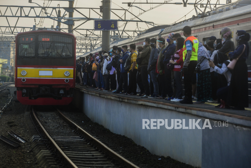 Sejumlah penumpang menunggu kedatangan KRL di Stasiun Bogor, Kota Bogor, Jawa Barat, Senin (5/5). Stasiun Bogor terpantau ramai lancar dari aktivitas penumpang KRL Commuter Line yang akan bekerja pada pekan pertama Pemberlakuan Pembatasan  Kegiatan Masyarakat (PPKM) darurat. Republika/Putra M. Akbar