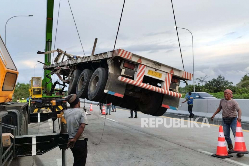 Evakuasi kendaraan terlibat kecelakaan beruntun di tol Semarang-Solo KM 487+600 masih terus dilangsungkan menggunakan alat berat oleh pihak kepolisian beserta stakeholder terkait, Jumat (14/4/2023).