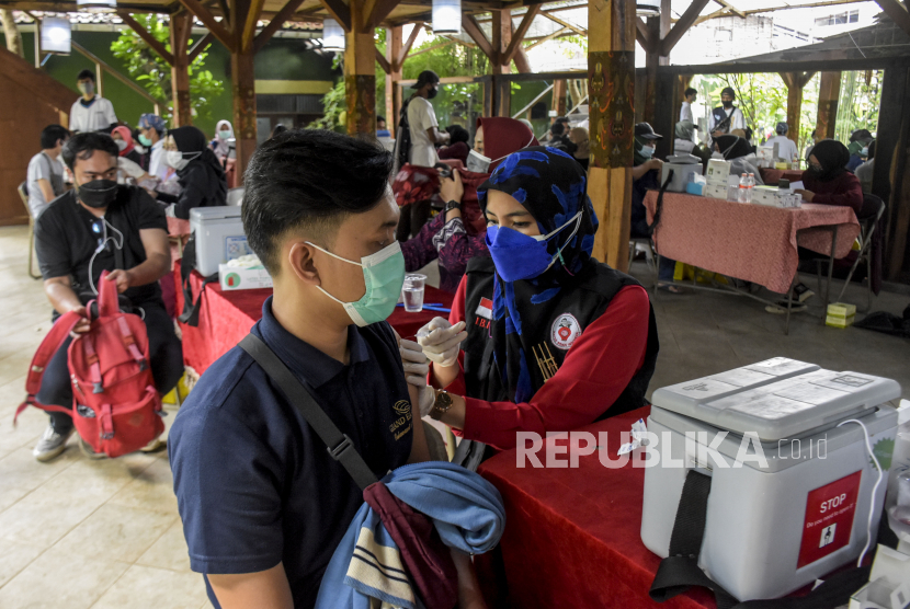 Vaksinator menyuntikkan vaksin Covid-19 ke warga saat pelaksanaan vaksinasi Covid-19 massal di Saung Angklung Udjo, Jalan Padasuka, Kota Bandung, Selasa (30/11). Pemerintah Provinsi Jawa Barat mencatat hingga (29/11), program vaksinasi Covid-19 di Jawa Barat untuk dosis pertama telah mencapai 65,81 persen atau 24.946.273 orang dan dosis kedua mencapai 45,94 persen atau 17.416.491 dari keseluruhan target sasaran sebanyak 37.907.814 orang. Foto: Republika/Abdan Syakura