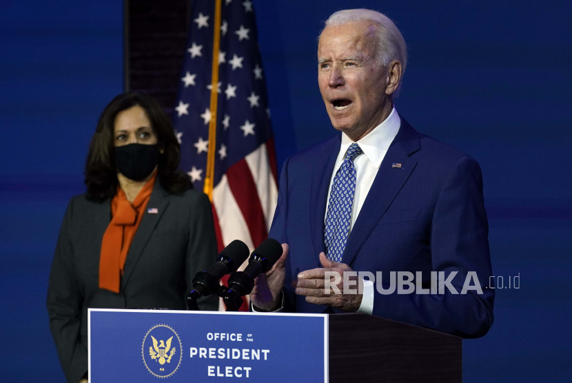  Presiden terpilih Joe Biden berbicara pada hari Senin, 9 November 2020, di teater The Queen di Wilmington, Del., Saat Wakil Presiden terpilih Kamala Harris mendengarkan.