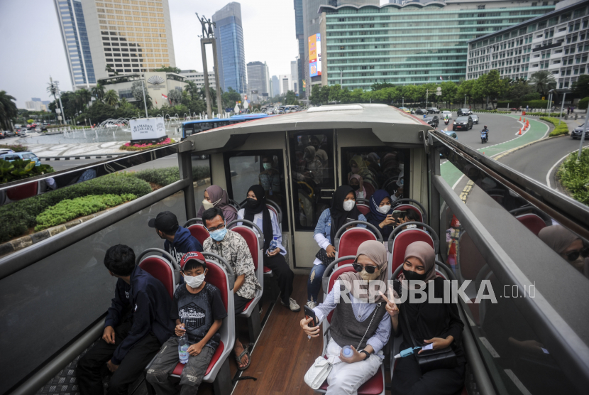 Sejumlah penumpang menaiki bus wisata Transjakarta di Jakarta, Selasa (10/5/2022). PT Transportasi Jakarta (Transjakarta) memperpanjang layanan bus wisata gratis hingga Rabu (11/5/2022), dengan rute Jakarta Modern (BW2) Juanda Istiqlal dan Pencakar Langit (BW4) IRTI Monas. Republika/Putra M. Akbar