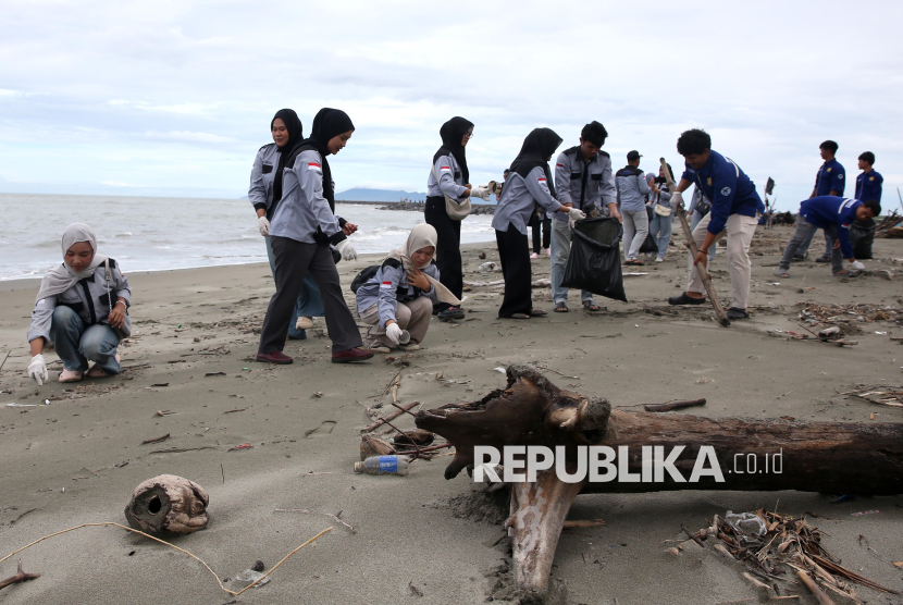 Sambut Sumpah Pemuda, Ratusan Mahasiswa Aceh Bersihkan Sampah Plastik di Pantai