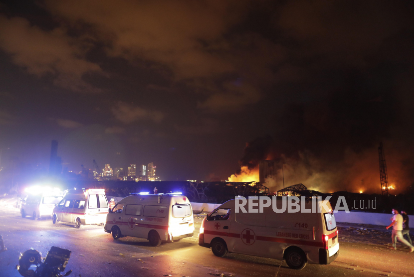 Deretan mobil ambulan terlihat saat akan mengevakuasi korban ledakan di Pelabuhan Beirut, Lebanon, Selasa (4/8). AP Photo/Hassan Ammar