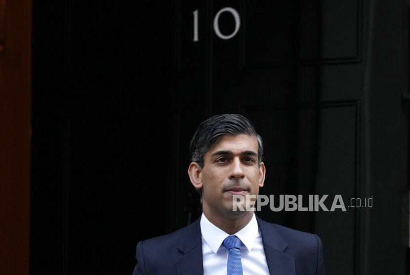 Perdana Menteri Inggris Rishi Sunak meninggalkan Downing Street 10 untuk menghadiri sesi Pertanyaan Perdana Menteri mingguan di parlemen di London, Rabu, 18 Januari 2023.n