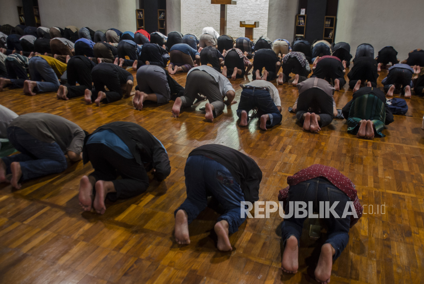 Jemaah melaksakanan shalat di Masjid Salman ITB, Bandung, Jawa Barat (17/3/2020). Khusus sholat Jumat, Masjid Salman ITB tidak mengadakan sholat berjamaah pada Jumat (20/3),(NOVRIAN ARBI/ANTARA FOTO)