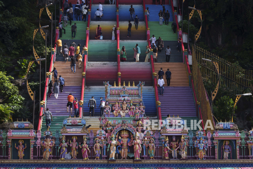  Pengusaha Muslim di Jharkhand India Bangun Kuil Krishna untuk Warga Hindu. Foto ilustrasi:    Umat ??Hindu menaiki tangga berwarna untuk berdoa di kuil Batu Caves selama festival cahaya Hindu, Diwali, di Kuala Lumpur, Malaysia, Kamis, 4 November 2021. 