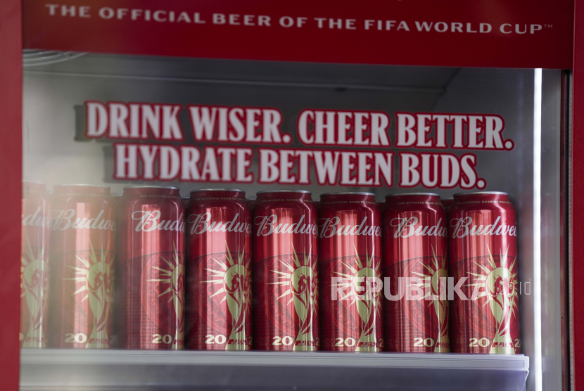  Kaleng Budweiser dijejerkan di pendingin media center Piala Dunia di Pusat Konvensi Nasional Qatar, Ahad, 20 November 2022. Penyelenggara Piala Dunia melarang penjualan semua bir dengan alkohol di delapan stadion yang digunakan untuk sepak bola. turnamen.