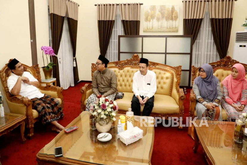 Wakil Gubernur (Wagub) Jawa Tengah, Taj Yasin Maimoen, saat menerima silaturrahim pengurus serikat pekerja RSI Sultan Hadlirin Jepara, di rumah dinas Wagub Jawa Tengah, di Semarang, Selasa (14/2/2023) malam.