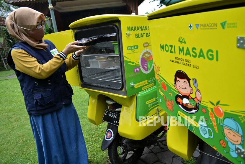 Relawan memasukkan olahan makanan bergizi ke dalam Motor Gizi Makanan Sarat Gizi (Mozi Masagi) di Tarogong Kidul, Kabupaten Garut, Jawa Barat. Program Mozi Masagi untuk ibu dan bayi dalam rangka Aksi Peduli Dampak Corona (APDC) tersebut guna menekan angka stunting di Kabupaten Garut yang menempati peringkat tiga di Indonesia. 