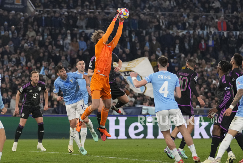 Penjaga gawang Lazio Ivan Provedel melakukan penyelamatan saat pertandingan sepak bola leg pertama babak 16 besar Liga Champions antara Lazio dan Bayern Munich, di Stadion Olimpiade Roma, Kamis (15/2/2024) dini hari WIB.