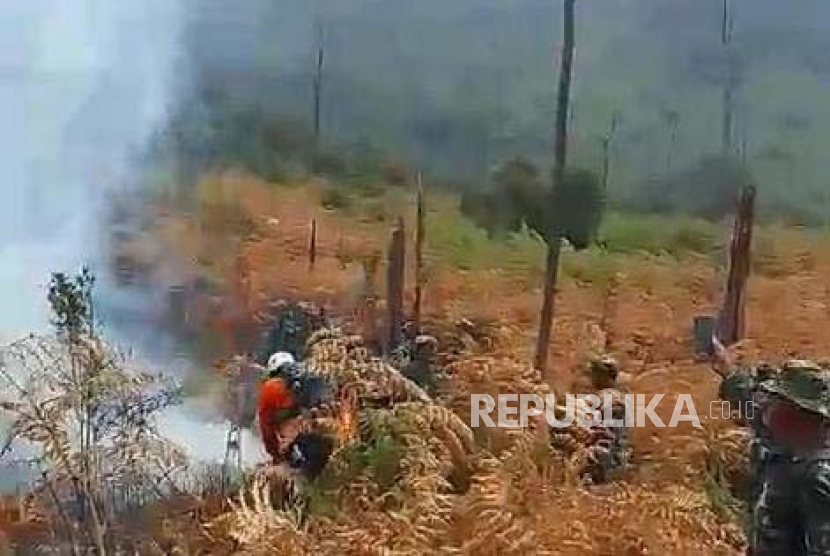 Petugas melakukan pemadaman kebakaran di kawasan Gunung Papandayan, Kabupaten Garut, Senin (23/10/2023). 