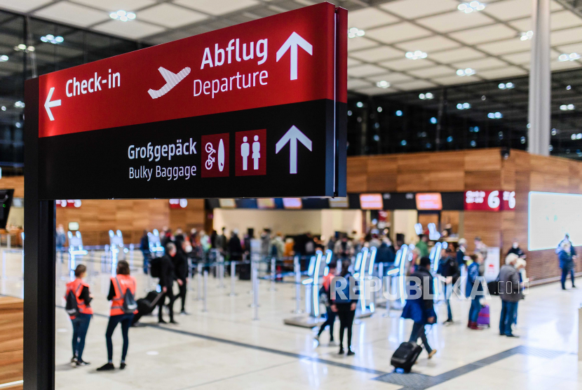  File - Pemandangan umum dari tanda bertuliskan Check-in dan keberangkatan digambarkan sehari setelah pembukaan resmi Bandara BER Berlin Brandenburg di Schoenefeld, Jerman, 01 November 2020. 