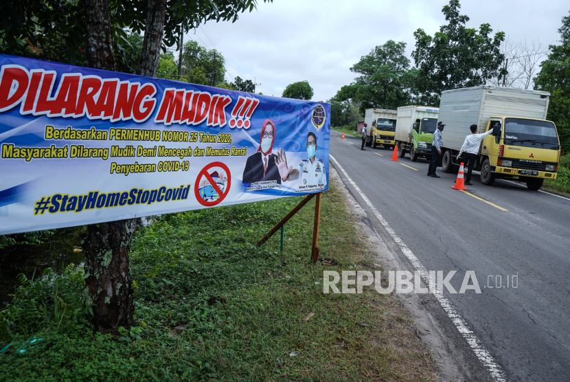 Seluruh Kabupaten Kalteng Zona Merah Covid-19. Petugas Dishub mengecek suhu tubuh pengendara mobil yang masuk ke Palangkaraya di Jalur Trans Kalimantan Sebangau, Palangkaraya, Kalimantan Tengah.
