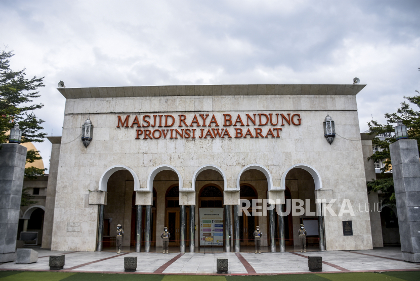 Petugas Satpol PP berjaga di area Masjid Raya Bandung saat pelaksanaan ibadah Shalat Jumat di Jalan Dalem Kaum, Kota Bandung, Jumat (13/8). Masjid Raya Bandung kembali menggelar Shalat Jumat di masa perpanjangan PPKM Level 4 dengan menerapkan protokol kesehatan ketat seperti membatasi jumlah jamaah menjadi 25 persen dari kapasitas serta mengatur jarak antarsaf. Foto: Abdan Syakura/Republika