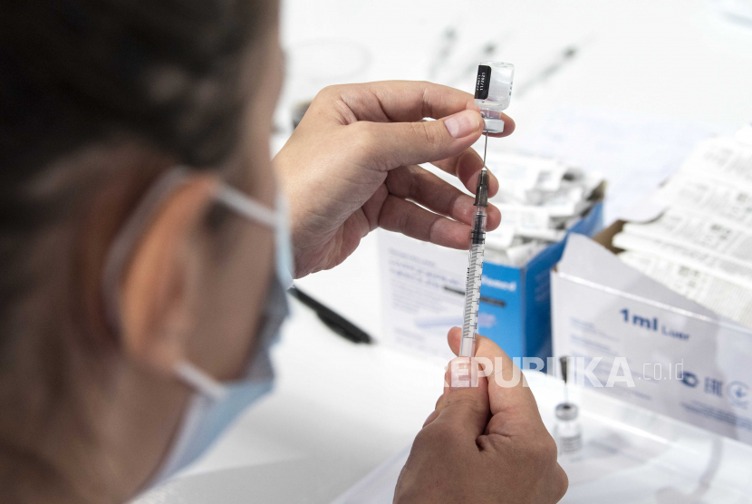  Seorang perawat menyiapkan dosis vaksin Pfizer-BioNtech terhadap COVID-19, (ilustrasi). Pfizer akan mengeluarkan vaksinasi untuk anak usia 5 hingga 11 tahun.
