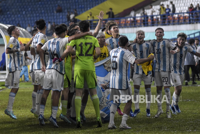Pemain Timnas Argentina merayakan kemenangan usai mengalahkan Timnas Venezuela pada pertandingan Babak 16 Besar Piala Dunia U17 2023 di Stadion Si Jalak Harupat, Kabupaten Bandung, Jawa Barat, Selasa (21/11/2023). Dalam pertandingan tersebut Timnas Argentina berhasil mengalahkan Timnas Venezuela dengan skor akhir 5-0.