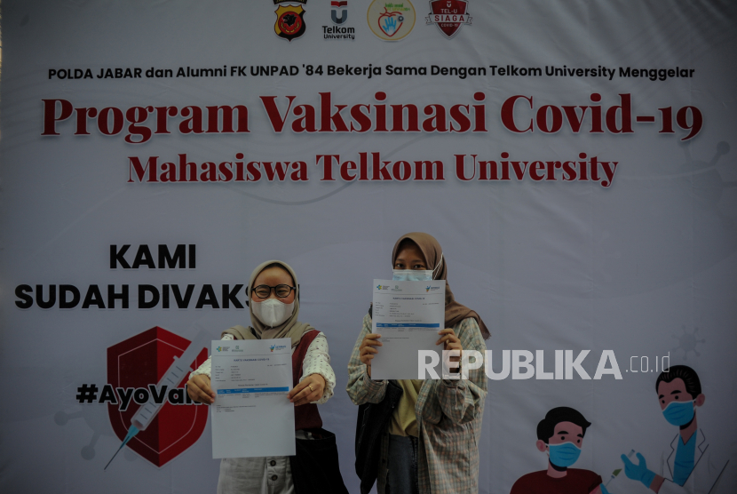 Dua orang mahasiswi menunjukkan sertifikat vaksinasi usai menjalani vaksinasi Covid-19 di Kampus Universitas Telkom, Bojongsoang , Kabupaten Bandung, Jawa Barat. (ilustrasi)
