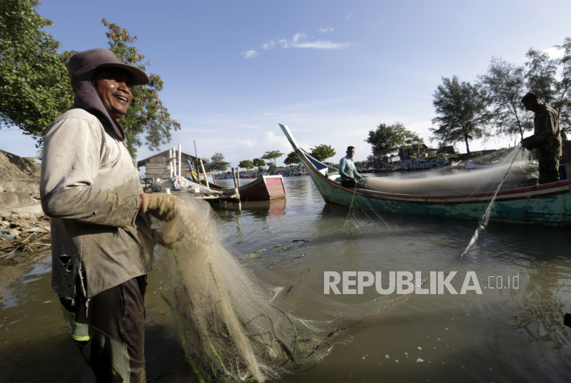  Nelayan menarik jala mereka tak lama setelah kembali dari melaut di pelabuhan tradisional Alue Naga, di Aceh, Indonesia, 26 Januari 2021. Laju inflasi pada Januari 2021 sebesar 0,26 persen. 
