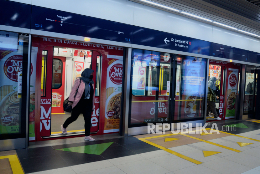 PT MRT Jakarta (Perseroda) mengatakan jumlah penumpang MRT mengalami kenaikan sebesar 24 persen jika dibandingkan dengan jumlah penumpang pada hari raya Idul Fitri tahun sebelumnya.  (ilustrasi).