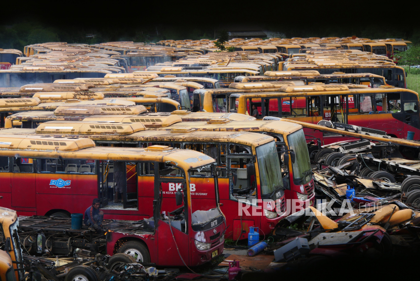 Ratusan bus Transjakarta buatan China yang pengadaannya bermasalah dibongkar menjadi besi tua di kawasan Dramaga, Kabupaten Bogor, Senin (3/11/2020).