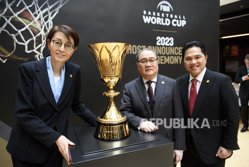 FILE - From left, Yuko Mitsuya chairman of the Japan Basketball Association, JBA, Philippine businessman and SBP Chairman Emeritus Manuel V. Pangilinan and Indonesian businessman and central board member and President of Indonesia