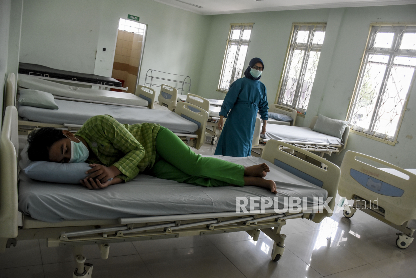 Perawat beraktivitas di kamar tidur pasien di Rumah Sakit Jiwa (RSJ) (ilustrasi).